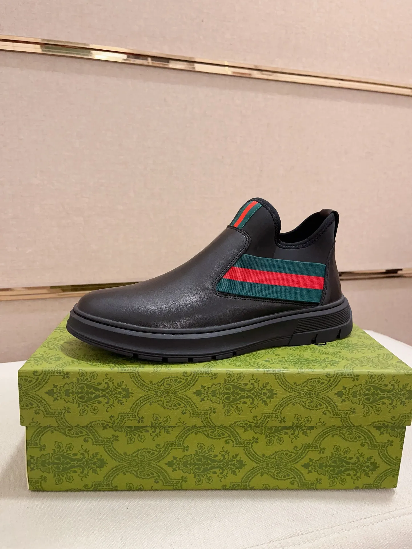 Factory price 480💰 (sheepskin lining * velvet lining optional! Can be made without label) High-quality new GUCCI (Gucci) counters will be launched simultaneously. The new men's shoes and 😘fabric are made of high-tech glue-spraying technology. Lining: sheepskin lining* velvet lining. 👍🏿 High-end ☄️ air-cushion molded anti-slip rubber outsole, exquisite lines, simple and elegant, comfortable and high-end for leisure travel. Code number: 38 to 44 (45 can be customized and cannot be returned or exchanged)